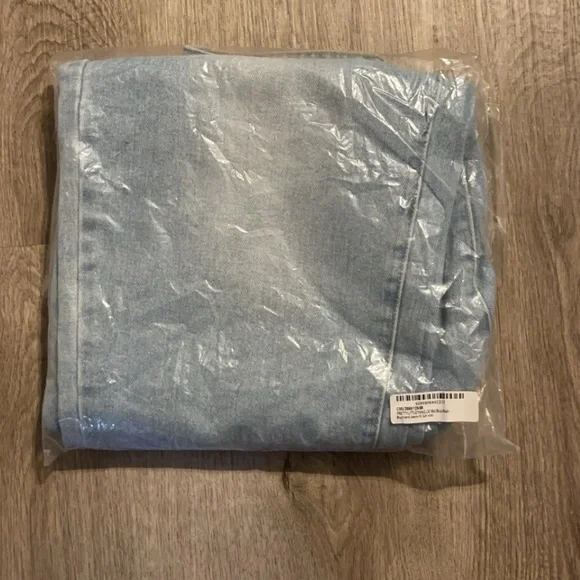 NWT/NIB Pretty Little Thing (PLT) Mid-Blue Wash Boyfriend Jeans US 6 - Picture 3 of 5